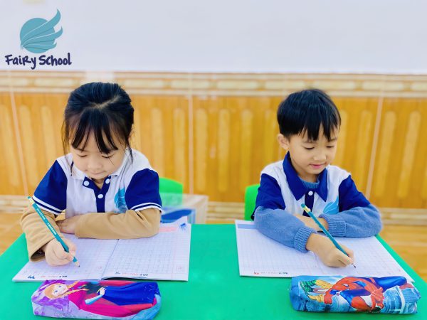 Sự khác biệt giữa trẻ mẫu giáo và trẻ tiểu học.