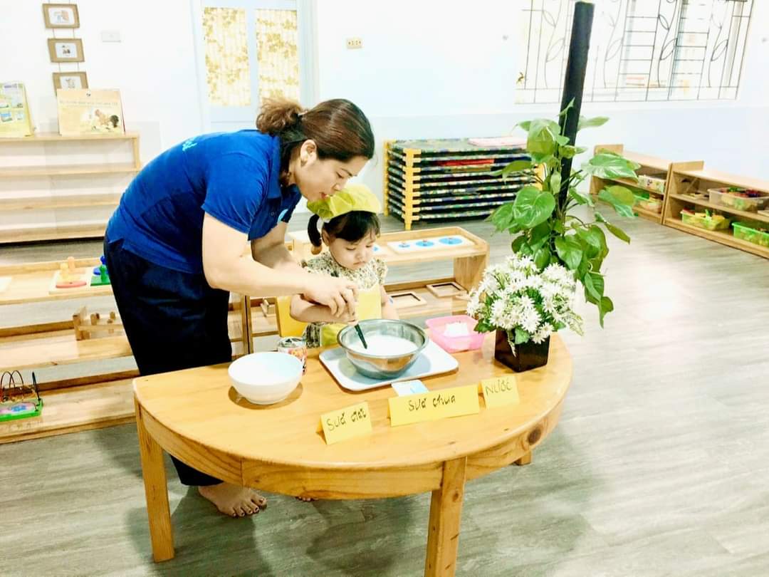 Trẻ thực hành cuộc sống thông qua tiết học Làm sữa chua