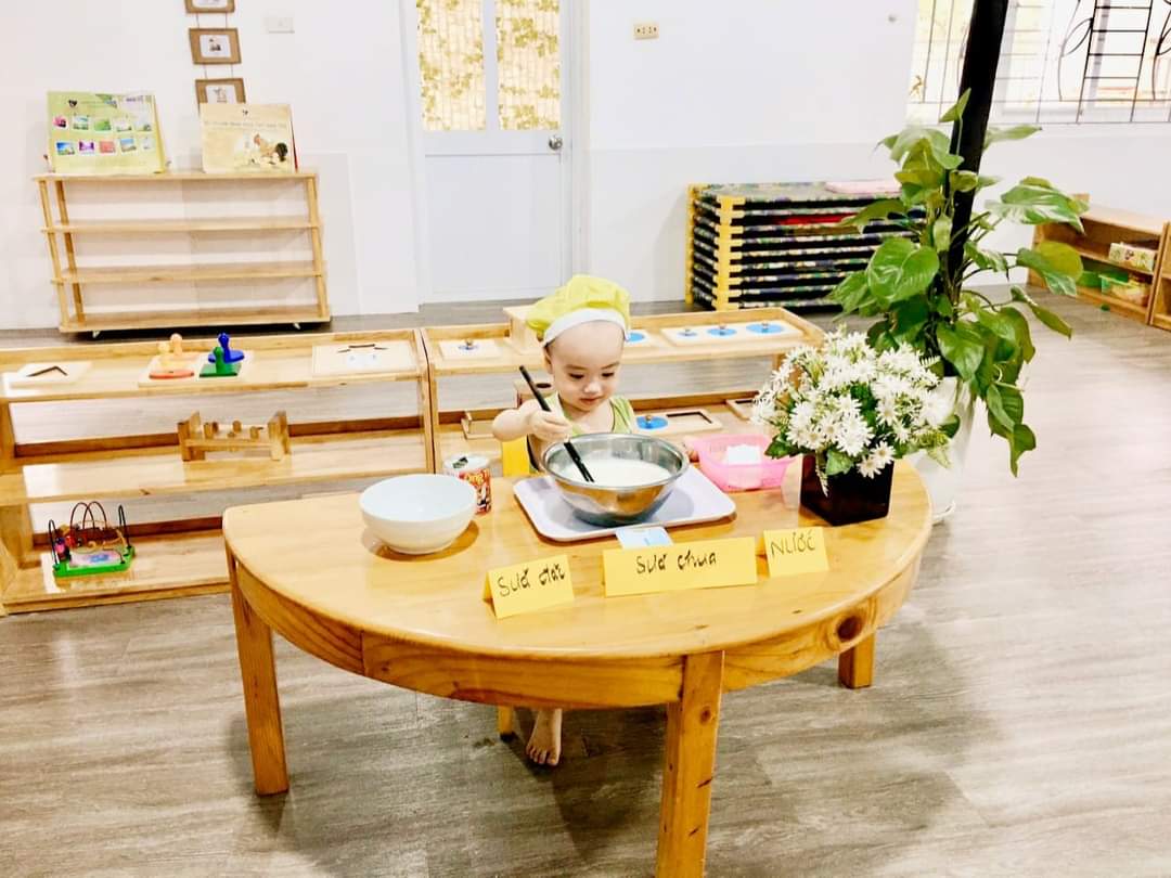 Trẻ thực hành cuộc sống thông qua tiết học Làm sữa chua