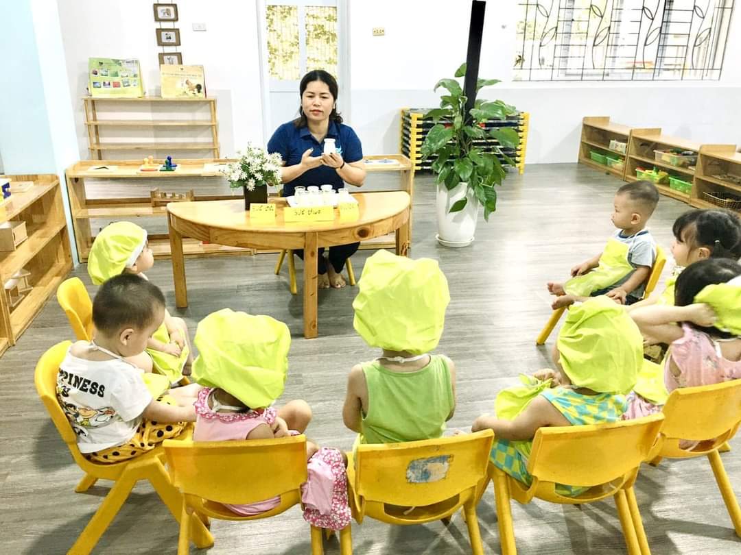 Trẻ thực hành cuộc sống thông qua tiết học Làm sữa chua