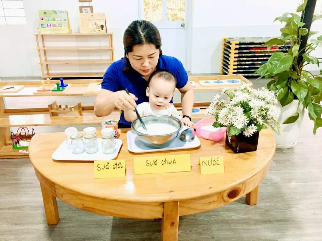 Trẻ thực hành cuộc sống thông qua tiết học Làm sữa chua