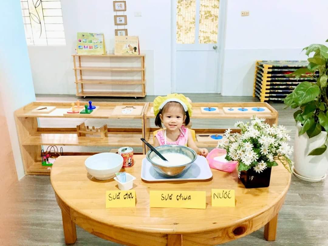 Trẻ thực hành cuộc sống thông qua tiết học Làm sữa chua