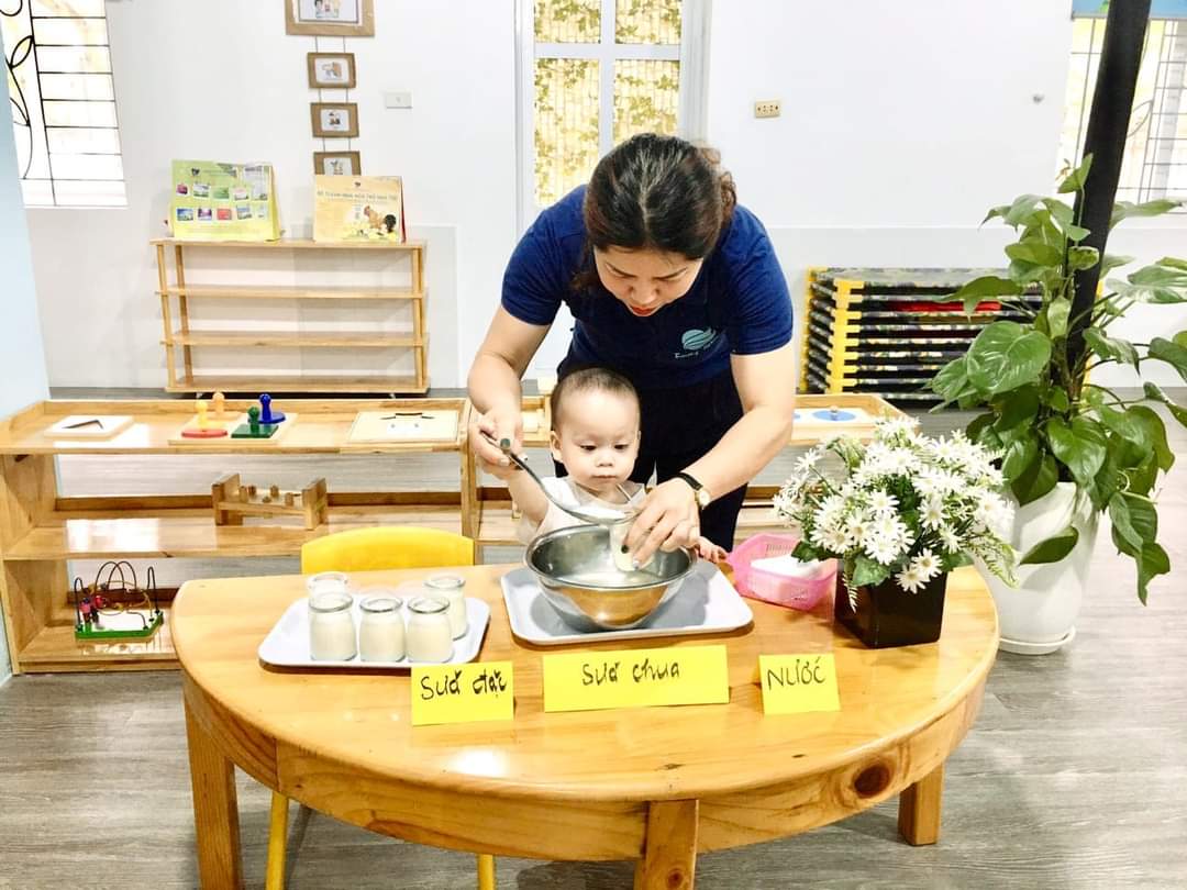 Trẻ thực hành cuộc sống thông qua tiết học Làm sữa chua