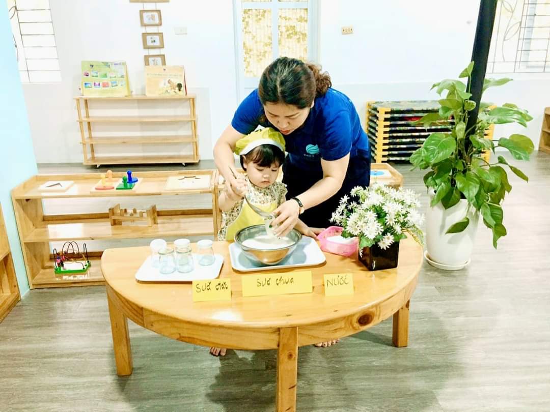 Trẻ thực hành cuộc sống thông qua tiết học Làm sữa chua
