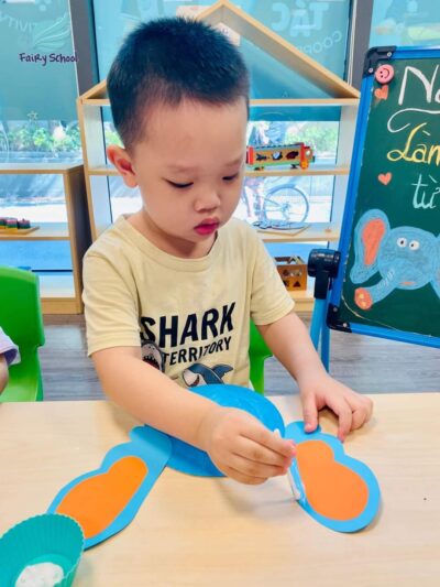 Hoạt động tạo hình: Làm chú voi từ đĩa giấy