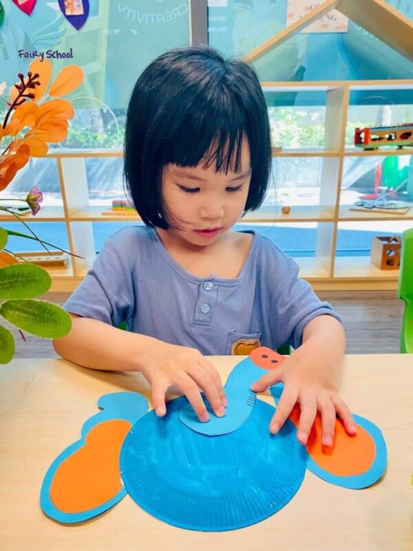 Hoạt động tạo hình: Làm chú voi từ đĩa giấy