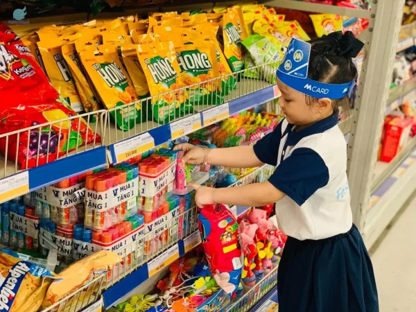 Bé đi siêu thị, trải nghiệm điều hay, sử dụng tiền hiệu quả