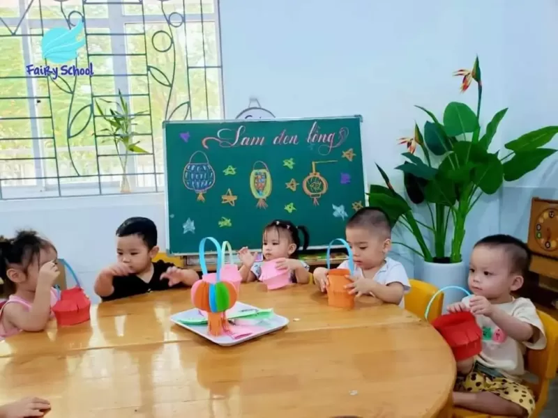 Hoạt động trải nghiệm "Bé làm đèn lồng vui tết trung thu"