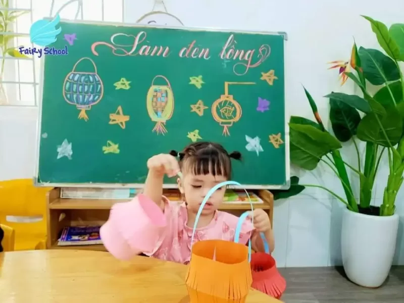 Hoạt động trải nghiệm "Bé làm đèn lồng vui tết trung thu"