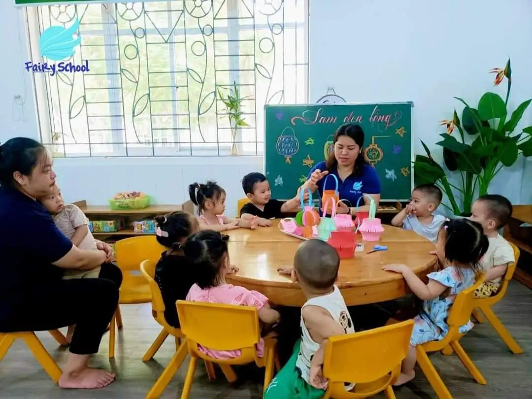 Hoạt động trải nghiệm "Bé làm đèn lồng vui tết trung thu"