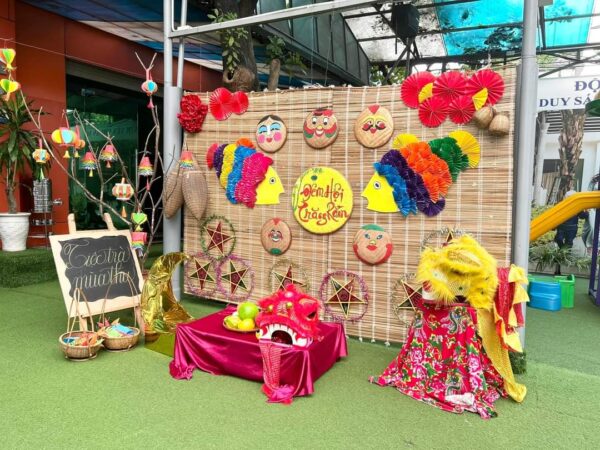 Cô trò 3T EDU chuẩn bị cho Dạ tiệc đêm rằm