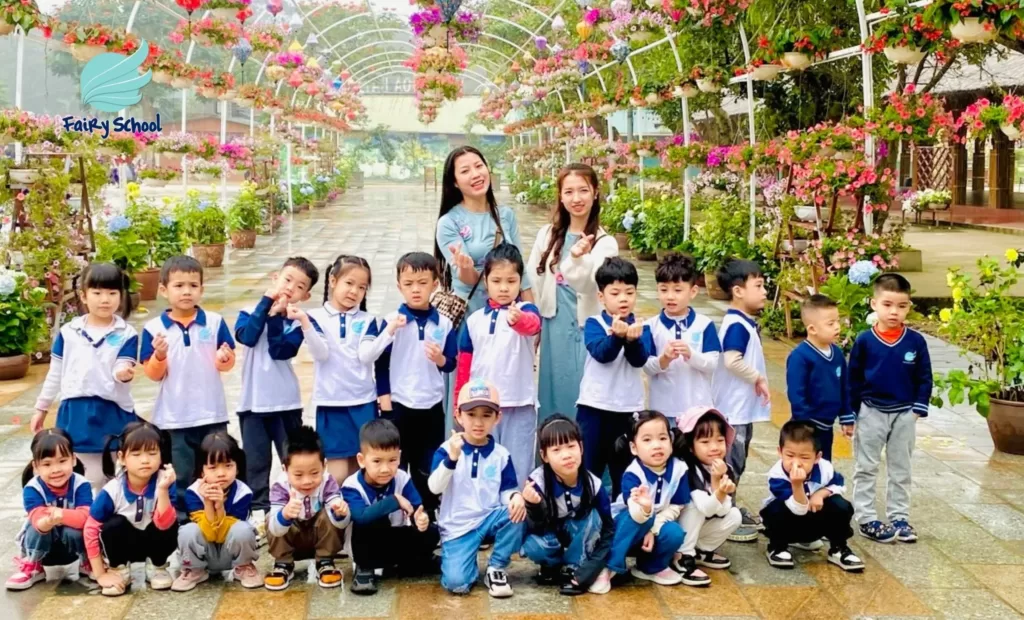 Dã ngoại mùa xuân tại Vườn hoa bãi đá sông Hồng