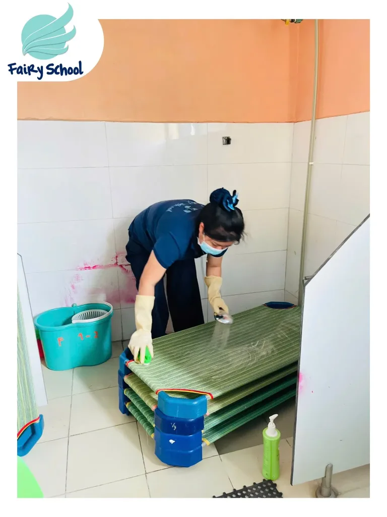 Vệ Sinh Lớp Học Hàng Tuần – Bảo Vệ Sức Khỏe Bé Yêu